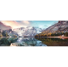 Panoramaansicht eines Sees mit Bergen und Bäumen