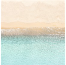 Draufsicht auf einen Strand mit Sand und Wellen