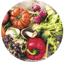 Verschiedenes Gemüse wie Tomaten, Paprika, Radieschen, Zucchini und Salat in einer Kiste.