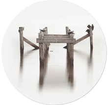 Verfallener Holzsteg im Wasser