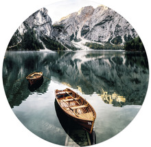 Beruhigende Szene mit zwei Ruderbooten auf einem See mit Bergkulisse