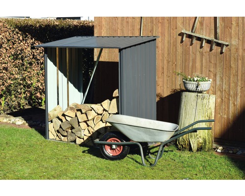 Holzlager mit Brennholz, Schubkarre im Garten