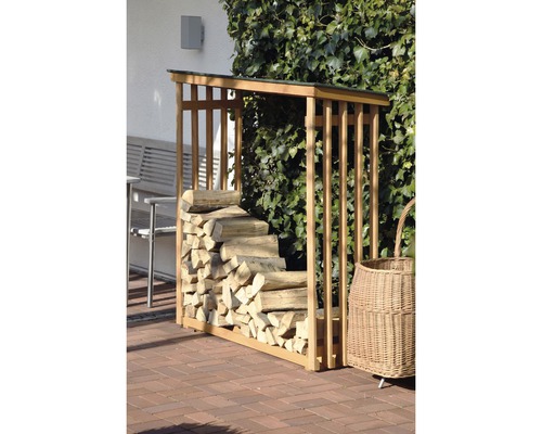 Holzlagerregal mit Holzscheiten und einem Korb