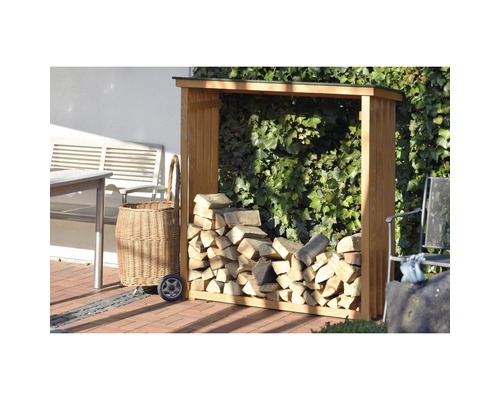 Holzlager aus Holz mit Brennholz im Garten