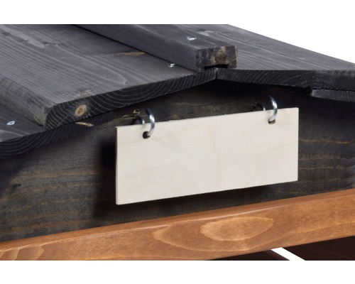 Detailansicht eines Holzschildes an einem Gartenprodukt
