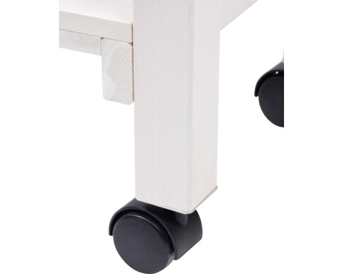 Detailaufnahme von einem weißen Möbelbein mit Rollen