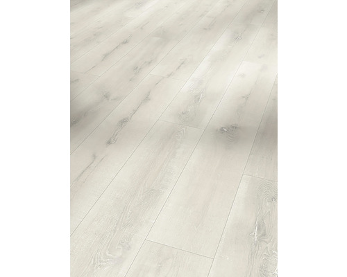 Heller Laminatboden mit Holzoptik