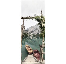 Dekorative Szene mit floralem Torbogen, zwei Booten und Bergsee