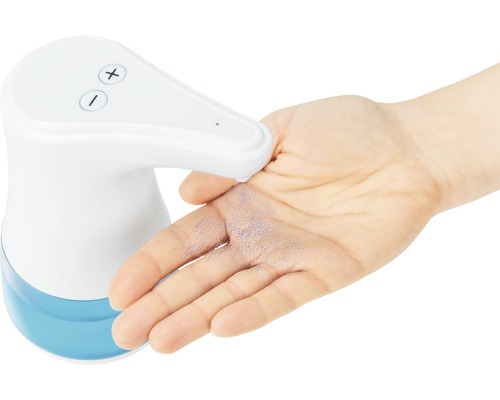 Elektrischer Stoffrasierer wird an einer Hand vorgeführt