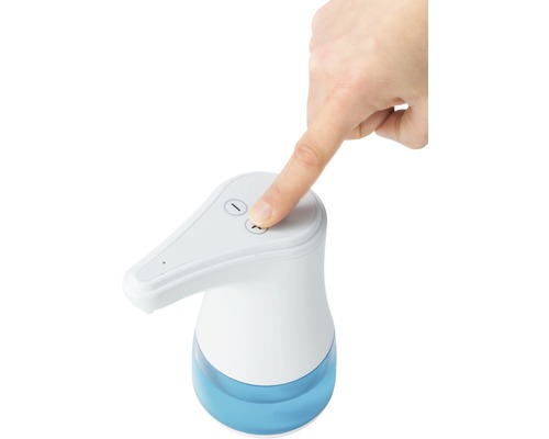 Berührungsloser Seifenspender mit Finger, der einen Knopf drückt