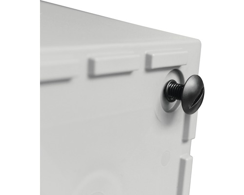 Detailansicht einer weißen Anschlussdose mit Schraube