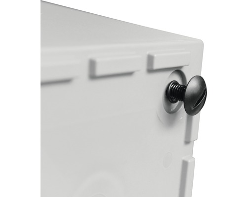 Detailansicht eines Schraubverschlusses an einem Kunststoffgehäuse