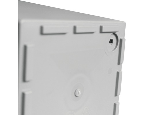 Detailansicht eines grauen Verteilerkastens mit Montagebohrungen