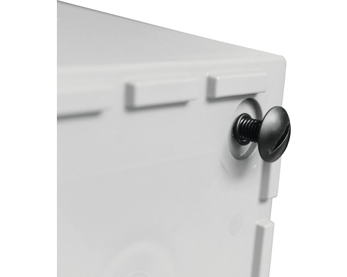 Detailaufnahme einer weißen Verteilerdose mit Schraube