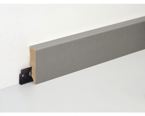 Graue Fussleiste mit Befestigungsclip an Wand und Boden