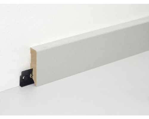 Sockelleiste mit Befestigungsclip an Wand und Boden