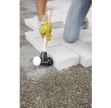 Pflasterarbeiten mit Hammer und Pflastersteinen.