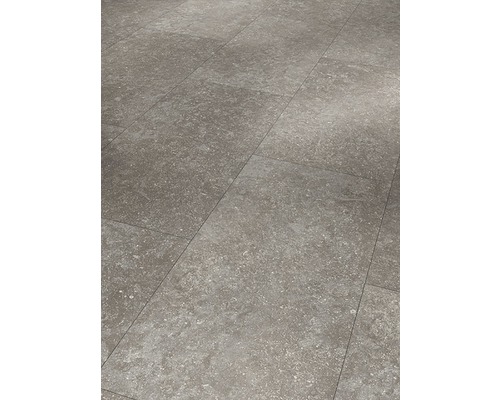 Graue Bodenfliesen mit Steinmuster