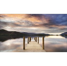 Holzsteg am Seeufer mit Blick auf Berge