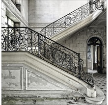 Treppe mit verzierten Geländern in einem verlassenen Gebäude