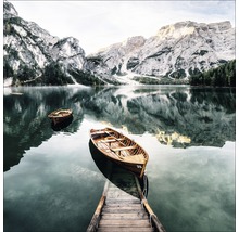 Boote auf einem Bergsee mit Spiegelung der Berge