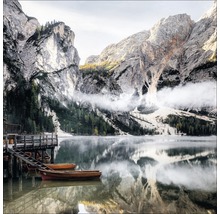Landschaft mit Bergsee, Booten und Steg