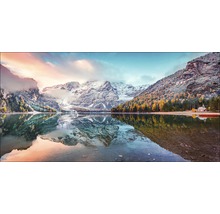 Panorama mit See und Berglandschaft im Herbst