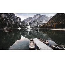 Boote am Steg mit Bergpanorama auf einem See