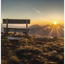 Holzbank auf einem Hügel mit Blick auf eine Landschaft bei Sonnenaufgang