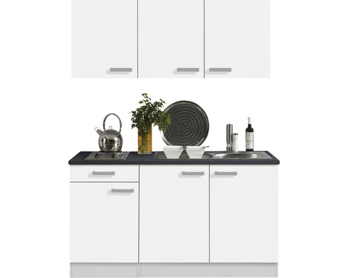 Küchenzeile mit Ober- und Unterschränken, Spüle und Kochfeld