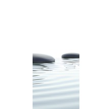 Zwei Steine liegen im Wasser