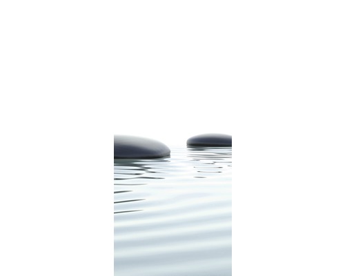 Zwei Steine liegen im Wasser