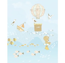 Illustration mit Heißluftballon, Boot, Möwen, Fischen und Bär mit Schwimmreifen
