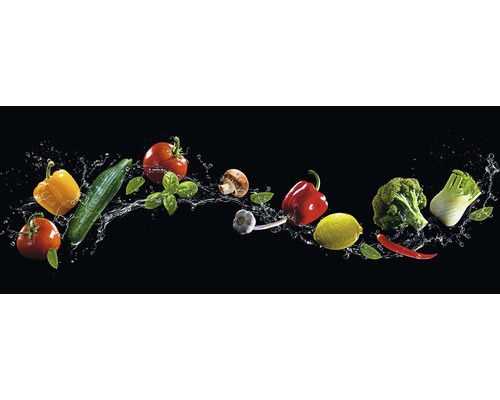 Leinwandbild Flying Vegetables 77x27 cm Arrangement aus verschiedenen Gemüsesorten und Kräutern mit Wassertropfen auf schwarzem Hintergrund.