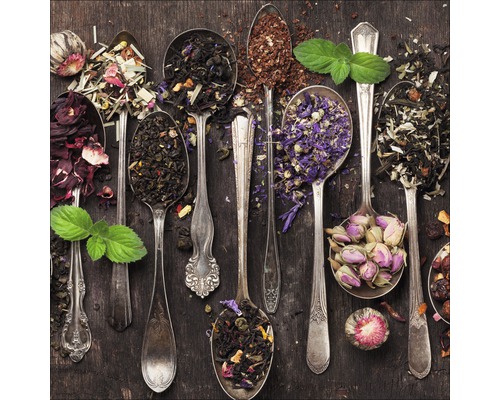 Verschiedene Teesorten in silbernen Löffeln auf dunklem Holzgrund