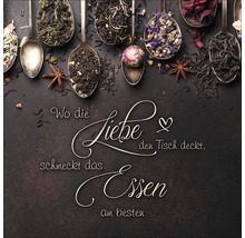 Dekorative Anordnung verschiedener Teesorten in Löffeln mit dem Schriftzug: Wo die Liebe den Tisch deckt, schmeckt das Essen am besten