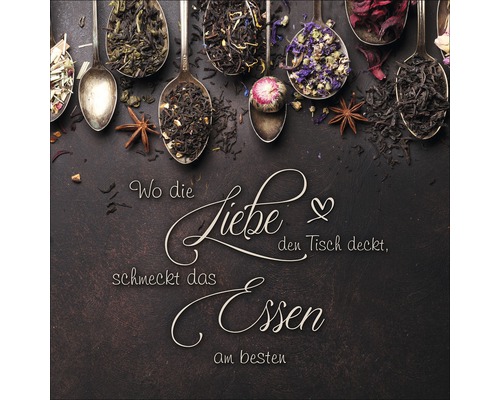 Dekorative Anordnung verschiedener Teesorten in Löffeln mit dem Schriftzug: Wo die Liebe den Tisch deckt, schmeckt das Essen am besten