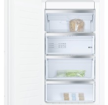 Gefrierschrank mit vier Schubladen und Lebensmitteln