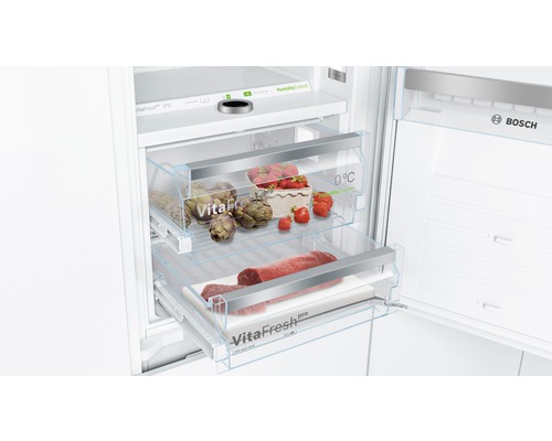 Geöffneter Kühlschrank mit Gemüse- und Fleischfächern sowie Bosch Logo.