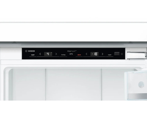 Bosch Logo. Innenraum eines Kühlschranks mit digitaler Temperaturanzeige.