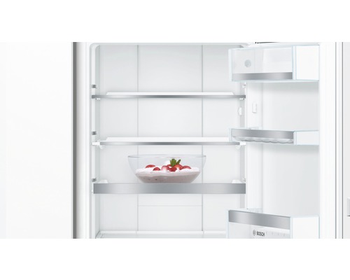 Innenansicht eines Kühlschranks mit Glasschüssel mit Erdbeeren