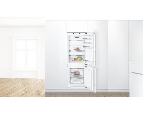 Einbaukühlschrank mit geöffneter Tür in einer modernen Küche.
