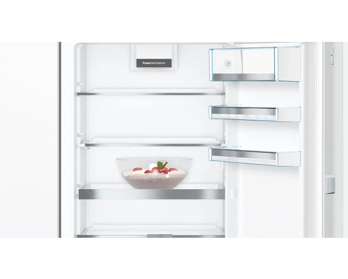 Innenansicht eines Kühlschranks mit Glasablagen und PowerVentilation