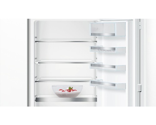 Innenansicht eines Kühlschranks mit Glasablagen und Türfächern.