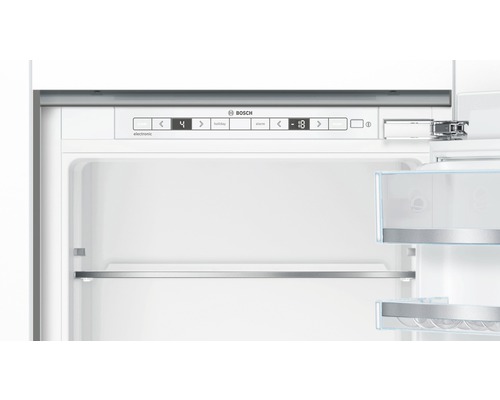 Innenansicht eines Kühlschranks von Bosch mit digitaler Temperaturanzeige