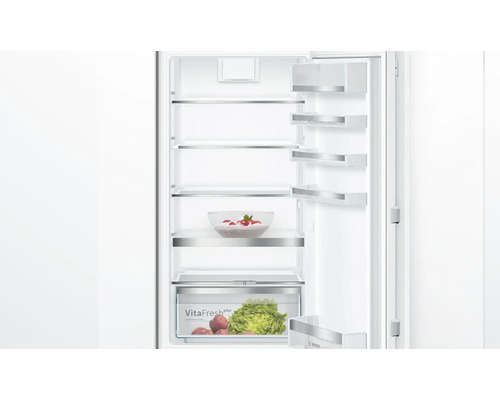 Geöffneter Kühlschrank mit Glasablagen und Gemüsefach