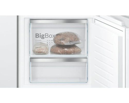 Geöffneter Gefrierschrank mit BigBox und Brot in Gefrierbeuteln