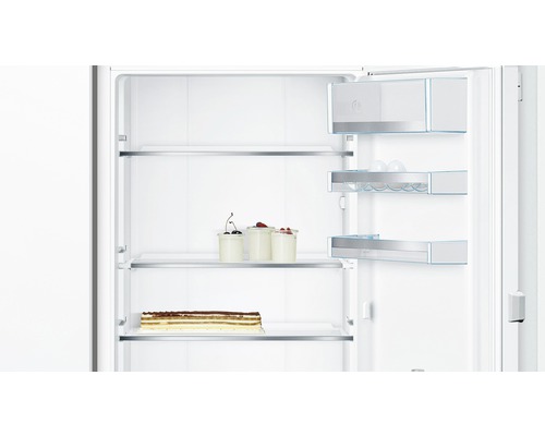 Innenansicht eines Kühlschranks mit Lebensmitteln auf den Regalen