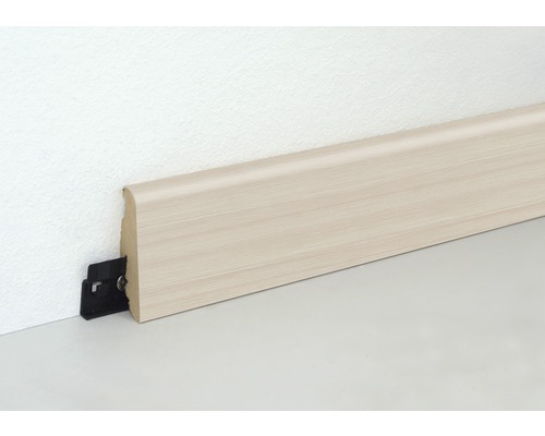 Sockelleiste mit Montageclip an einer Wand