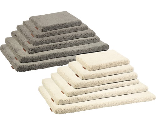 Gestapelte Hundebetten aus Teddyplüsch in verschiedenen Größen